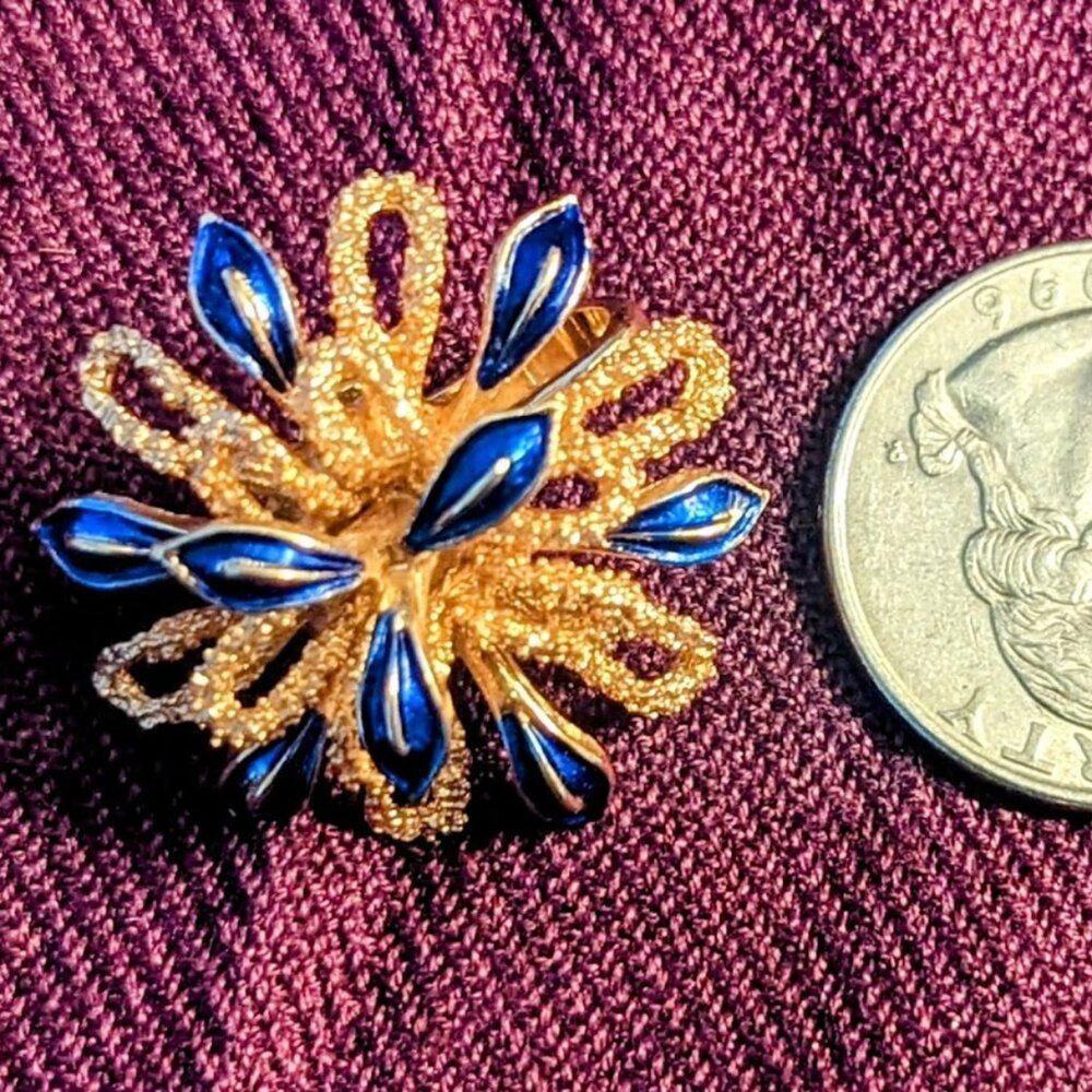 Vintage Very Rare Crown Trifari Blue Enamel Gold Tone large clip earrings - Picture 3 of 3